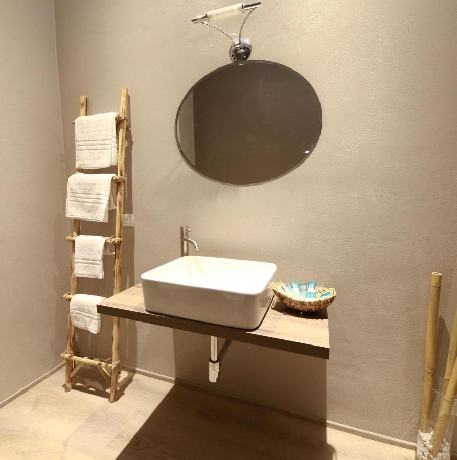 Acquachiara Iseo Deluxe Bed & Breakfast Iseo Center With Garden And Parking Inside Foresteria Bagian luar foto